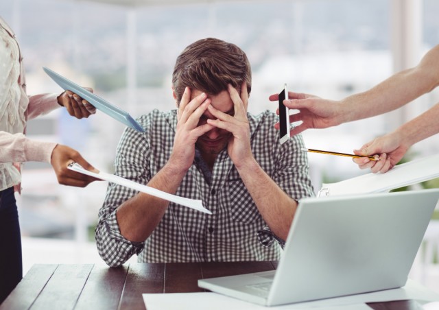 Lavoro e burnout, 5 consigli per evitarlo. Ne soffrono 300 milioni di persone